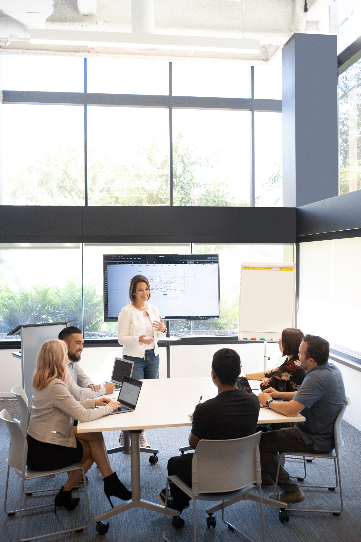 <h3><strong>Cam kết trung thực và khách quan </strong></h3>

<p>Đưa ra phản hồi trung thực, mang tính xây dựng, không tâng bốc hay chỉ trích vô căn cứ.</p>

<p>Hướng dẫn dựa trên dữ liệu thực tế và kinh nghiệm, không đưa ra lời khuyên chủ quan thiếu cơ sở.</p>